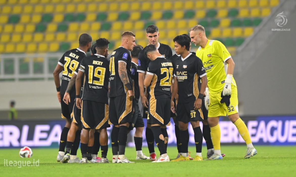 Selebrasi skuad Dewa United usai menang 1-0 dari Semen Padang. Foto : Ist