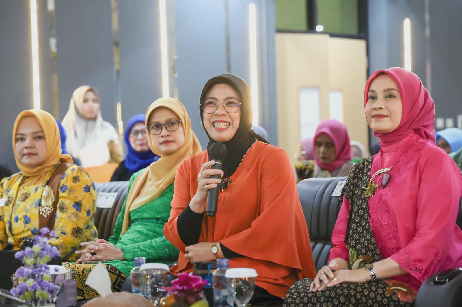 Penasihat DWP Banten Tinawati saat membuka seminar dengan tema "Memahami Menopause Sebagai Fase Alami Kehidupan Wanita” di Ballroom Aryawasangkara Gedung Badan Kepegawaian Daerah, Kawasan Pusat Pemerintahan Provinsi Banten, Curug, Kota Serang, Selasa (5/5). BIRO ADPIM PEMPROV BANTEN