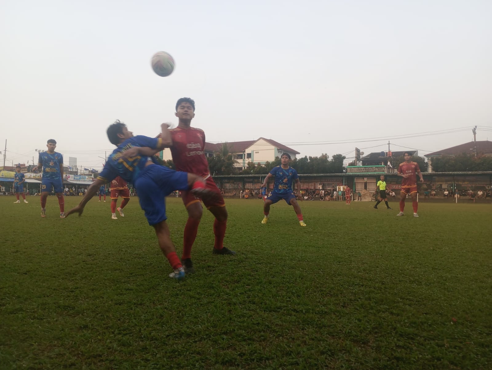 Pemain Diklat Pakujaya (merah) dan pemain Porba Blora United (biru) berduel berebut bola pada laga Rabu (13/05/2026).(tangselpos.id).