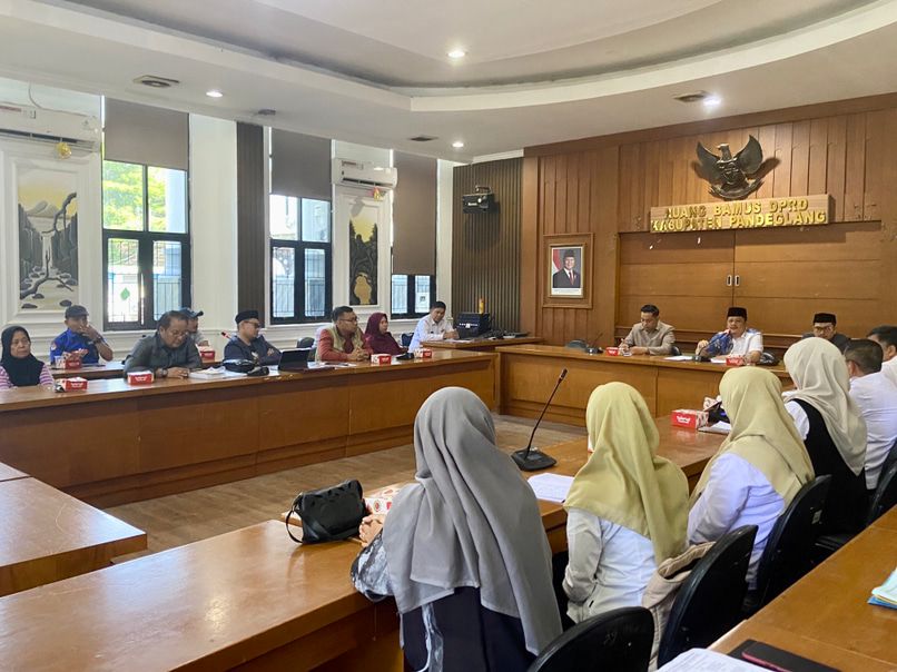 HEARING. Waka III MM. Fuhaira Amin didampingi Ketua Komisi I, Sekretaris Komisi IV DPRD Pandeglang dan jajaran lainnya, sedang memimpin jalannya hearing bersama pihak keluarga korban dan jajaran dari Pemkab Pandeglang, di Ruang Bamus DPRD Pandeglang, Rabu (13/5). Foto : Nipal Sutiana/TP