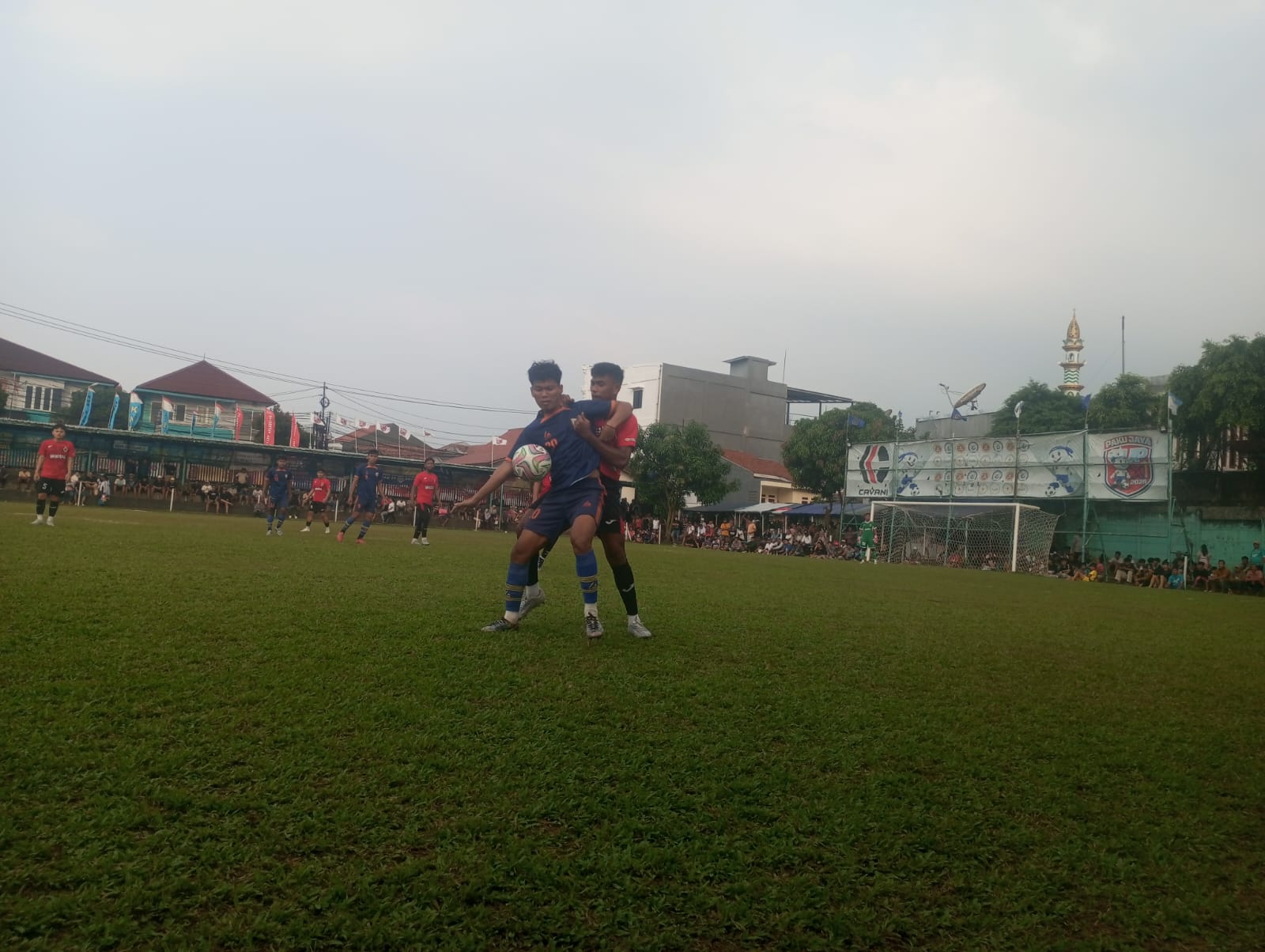 Pemain Dejan FC, Wawan (depan) dikawal ketat pemain Ghausal FC pada laga Minggu (10/05/2026).(tangselpos.id).