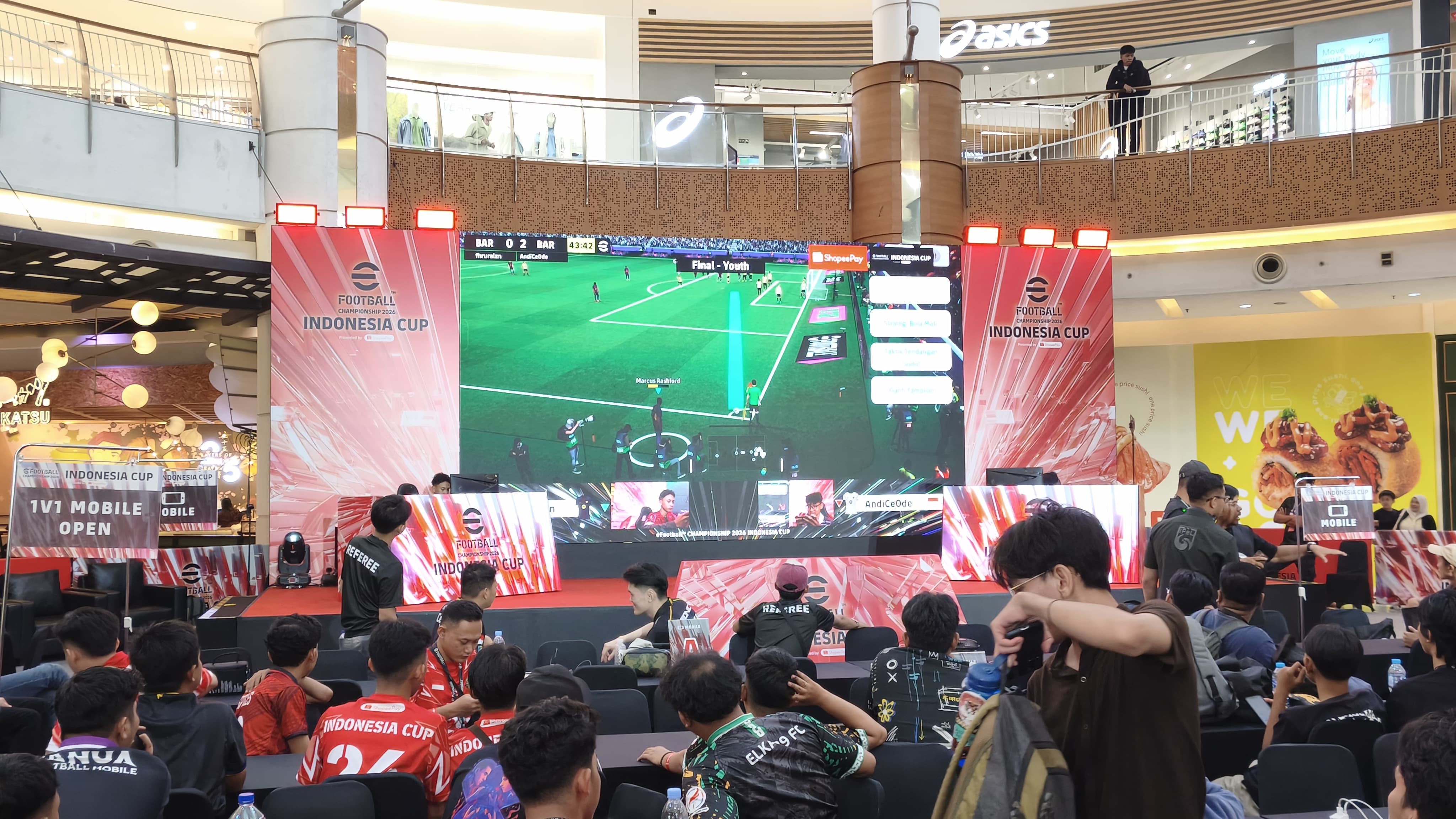 Antusiasme peserta dan penonton memadati gelaran eFootball Indonesia Cup 2026 di Summarecon Mall Serpong, Minggu (10/05/2026). Turnamen bergengsi ini menghadirkan kompetisi kategori mobile dan console yang diikuti para pemain profesional serta komunitas eFootball dari berbagai daerah di Indonesia, menciptakan atmosfer persaingan yang meriah dan penuh semangat. Foto : Emir MG
