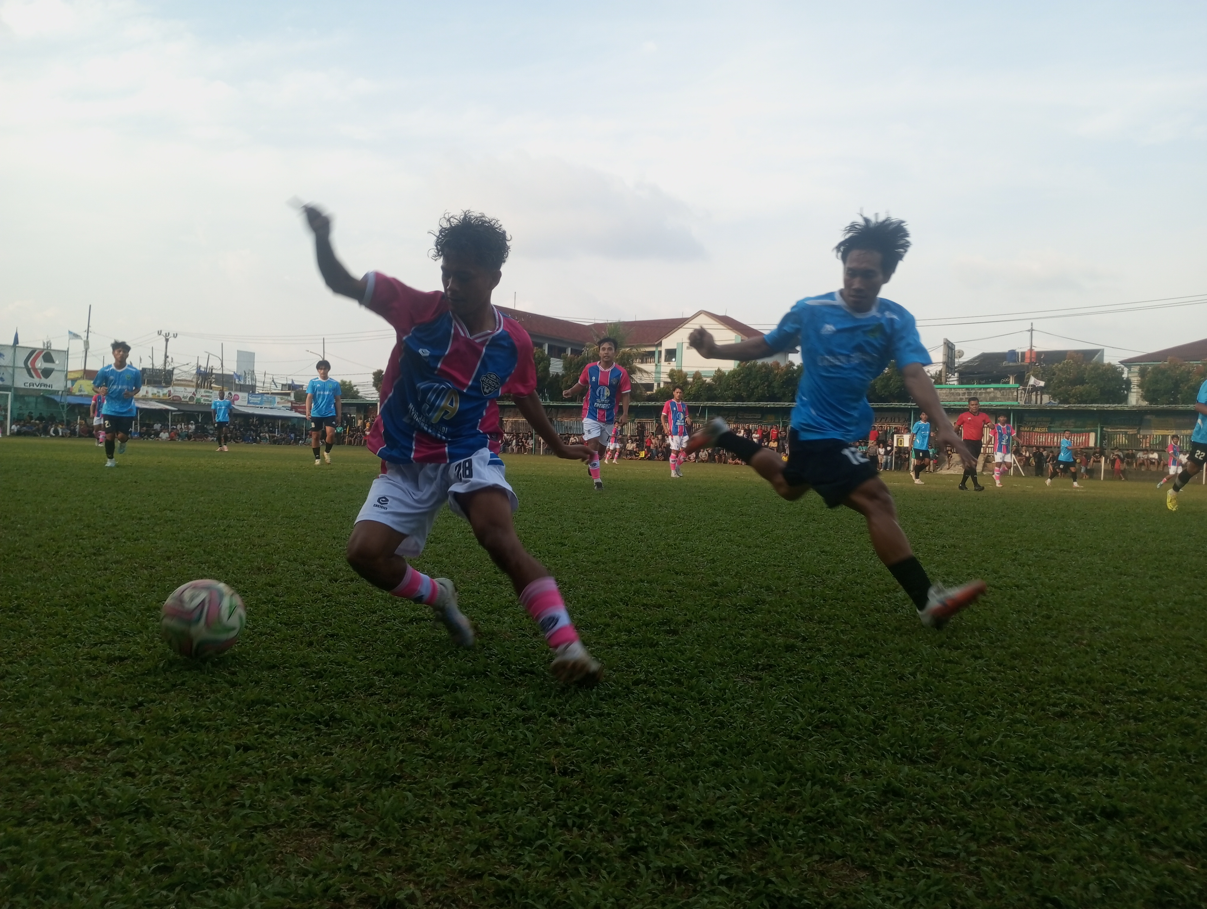 Pemain Always Ready FC, Acil (kiri) dikawal pemain Exs PJS pada laga Minggu (17/05/2026).(tangselpos.id).