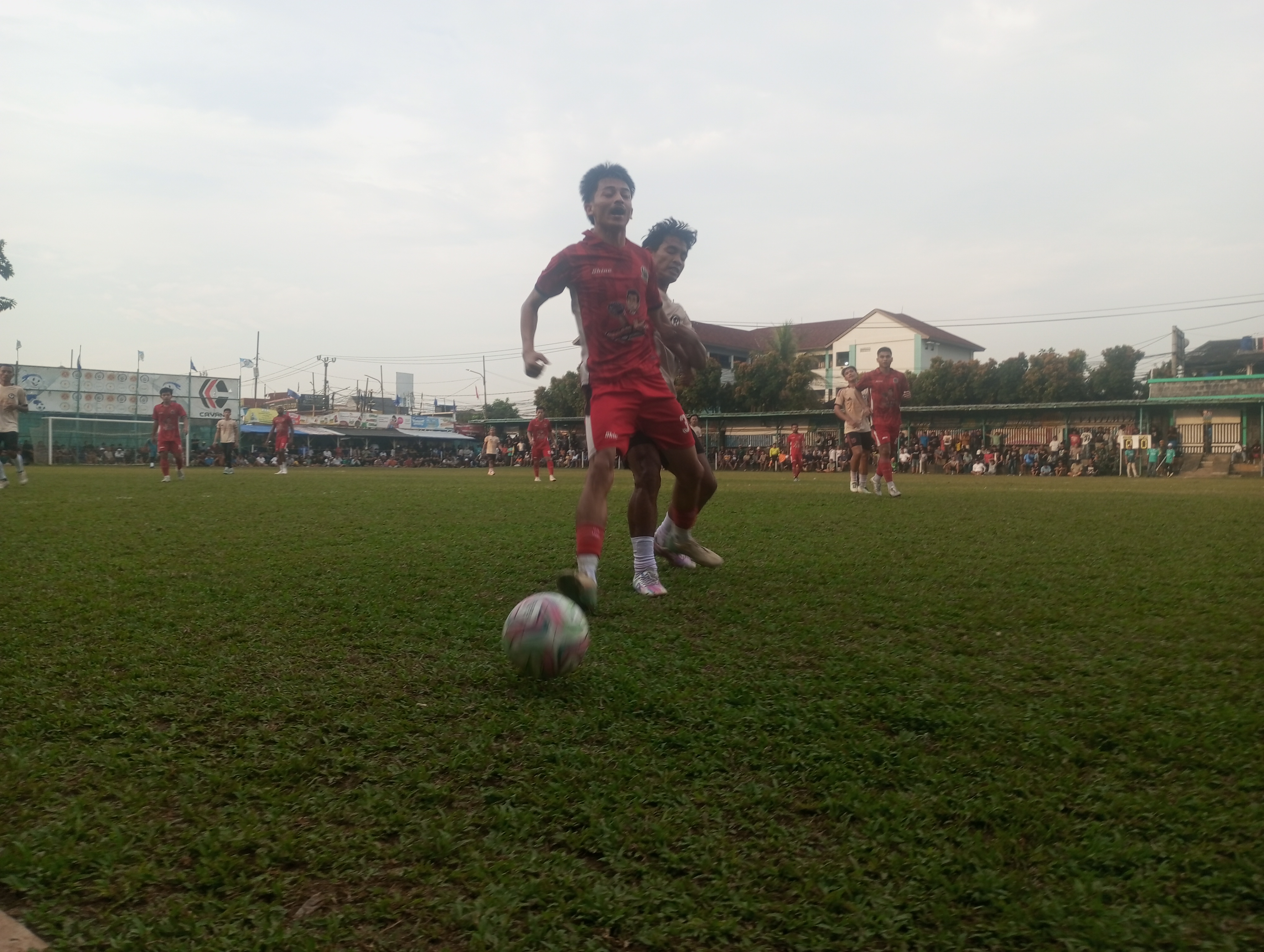 Bek BBP Putra Wonogiri, Azis (merah) berusaha meraih bola pada laga Sabtu (23/05/2026).(tangselpos.id).