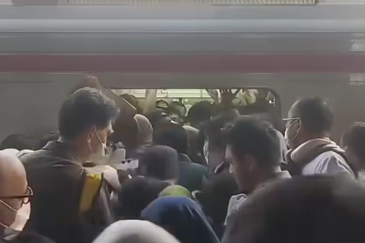 Tangkapan layar video yang memperlihatkan kondisi kepadatan penumpang di Stasiun Rawa Buntu pada Selasa (12/5/2026). Kepadatan penumpang terjadi akibat gangguan operasional KRL di Stasiun Serpong yang menyebabkan sejumlah perjalanan mengalami keterlambatan dan pengalihan rute. Foto : Ist