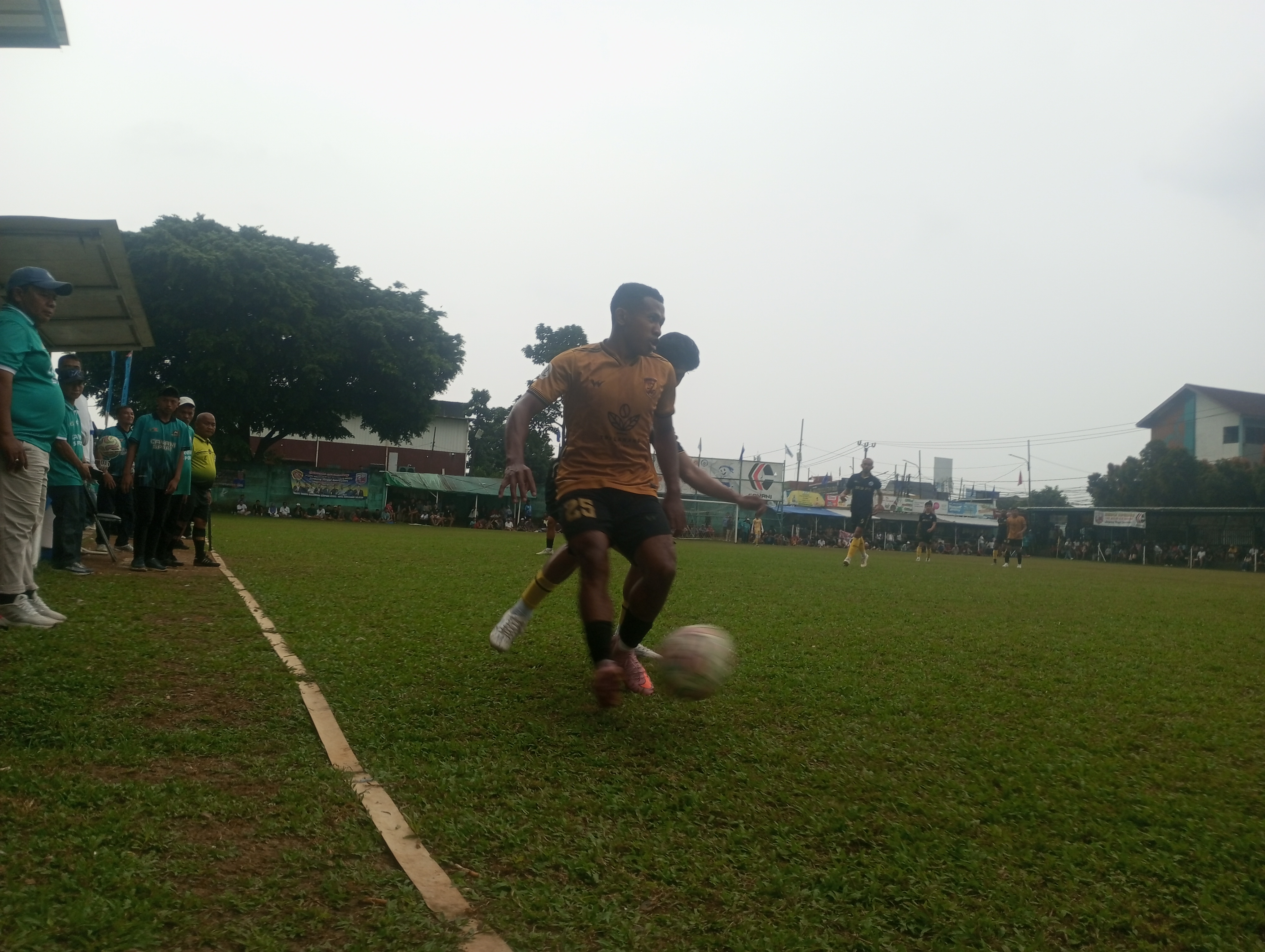 Penyerang Justice Law Soccer FC, Yohanes ditarik keluar di awal babak kedua saat lawan ZES FC, Kamis (14/05/2026).(tangselpos.id).