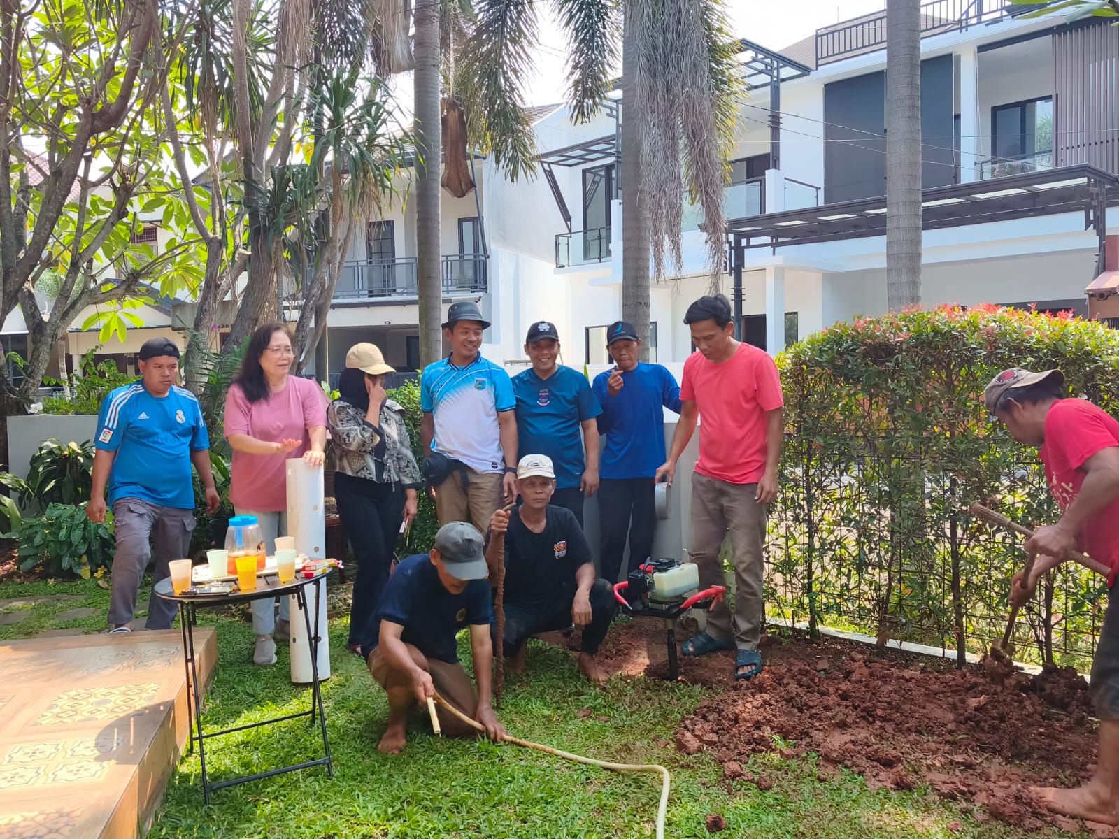 Kelurahan Pondok Pucung menggencarkan program pembuatan lubang biopori di seluruh wilayah Rukun Warga (RW). (Ist)