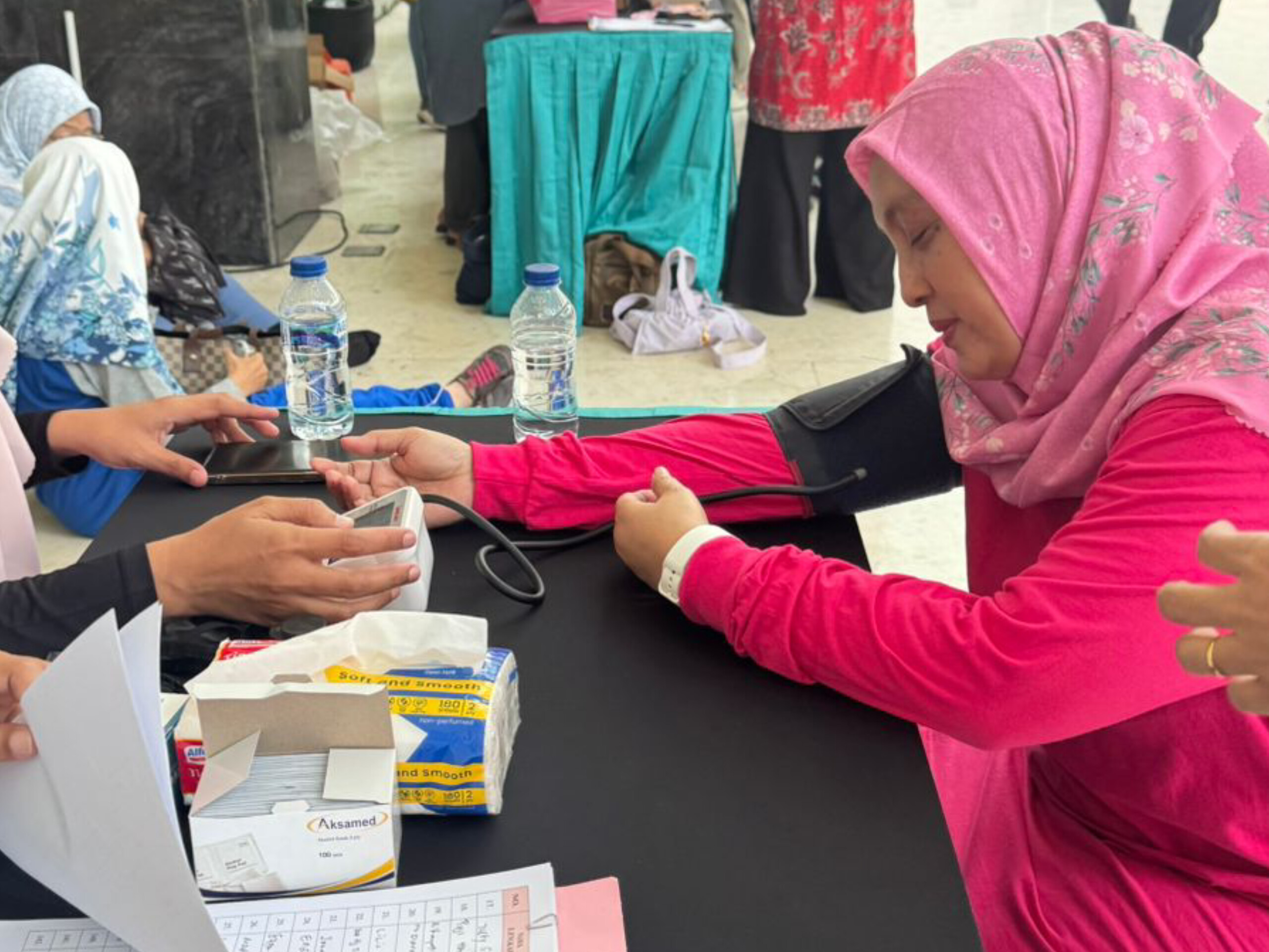 Antusiasme warga terlihat tinggi memanfaatkan layanan kesehatan sambil mengikuti senam. (Ust)