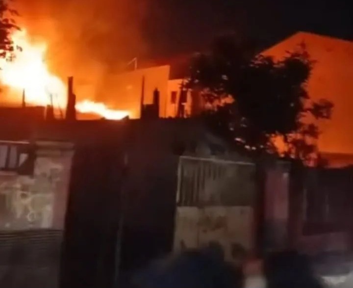 Kebakaran melanda gudang kayu di  gudang kayu di Jalan Pondok Cabe Ilir. Foto : Ist