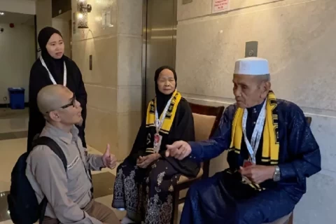 Petugas Haji saat melayani Jamaah Disabilitas dan lansia. Foto : Ist