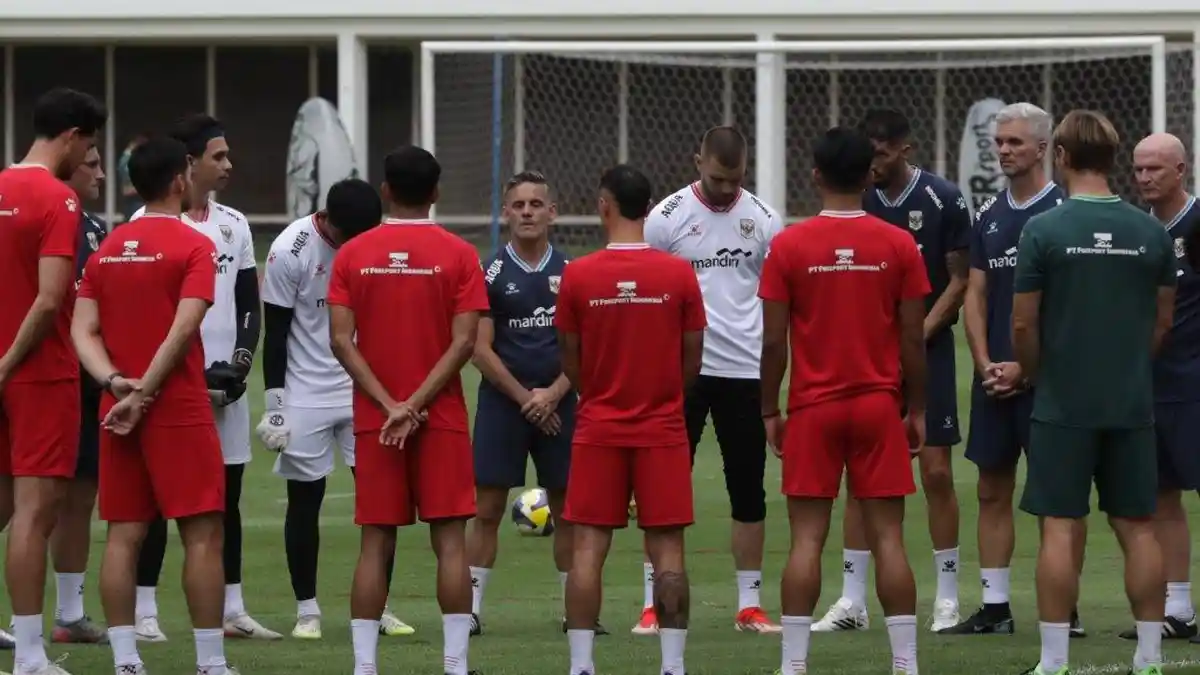 Pelatih Timnas Indonesia, John Herdman bersama skuad Timnas Senior. Foto : Ist