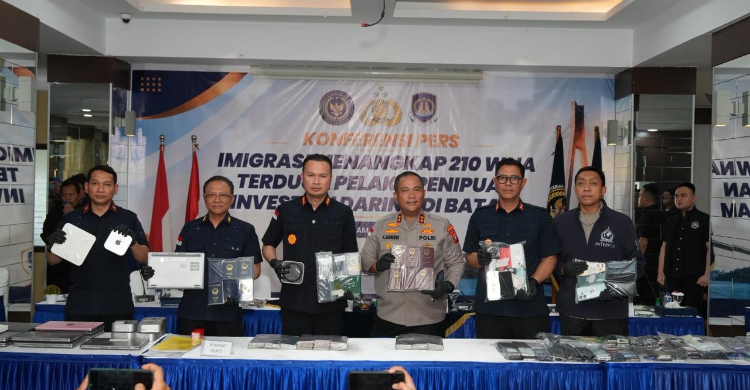 Dirjen Imigrasi Hendarsam Marantoko (ketiga kiri) dalam konferensi pers penangkapan 210 WNA terduga pelaku penipuan investasi daring di Batam, Rabu (6/5/2026). Foto: Ist