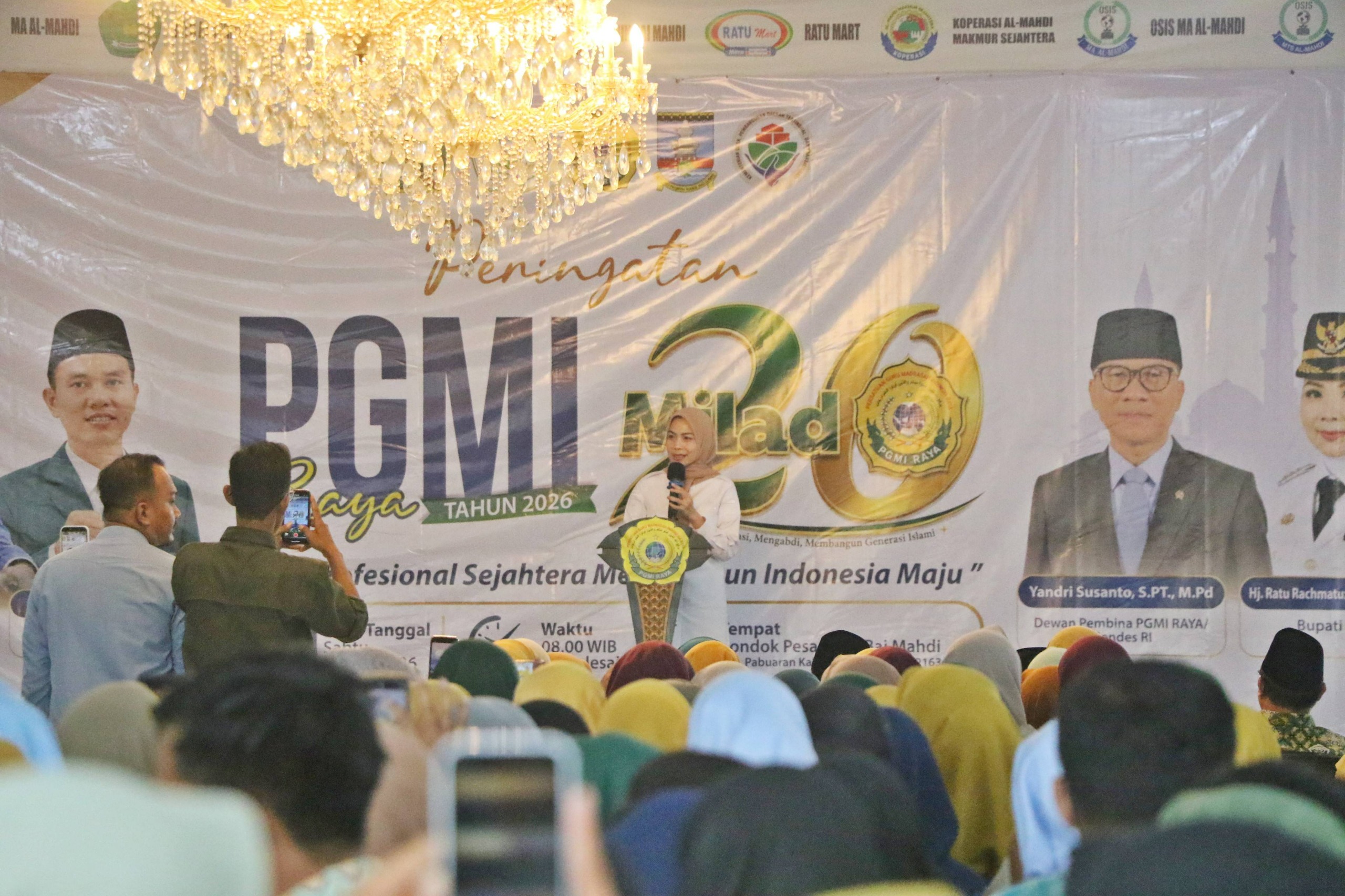 Bupati Serang Ratu Rachmatuzakiyah membuka Peringatan Milad ke-20 Persatuan Guru Madrasah Indonesia Raya (PGMI Raya) Kabupaten Serang tahun 2026 di Gedung Serba Guna Pondok Pesantren Bai Mahdi Soleh Ma’mun Desa Sindangheula, Kecamatan Pabuaran pada Sabtu (16/5). HUMAS PEMKAB SERANG