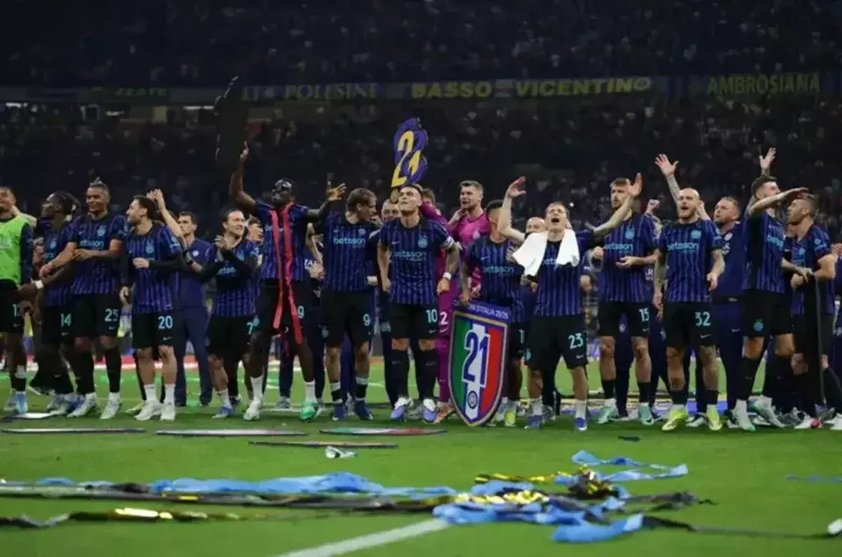 Selebrasi Inter Milan usai segel juara juara Serie A. Foto : Ist