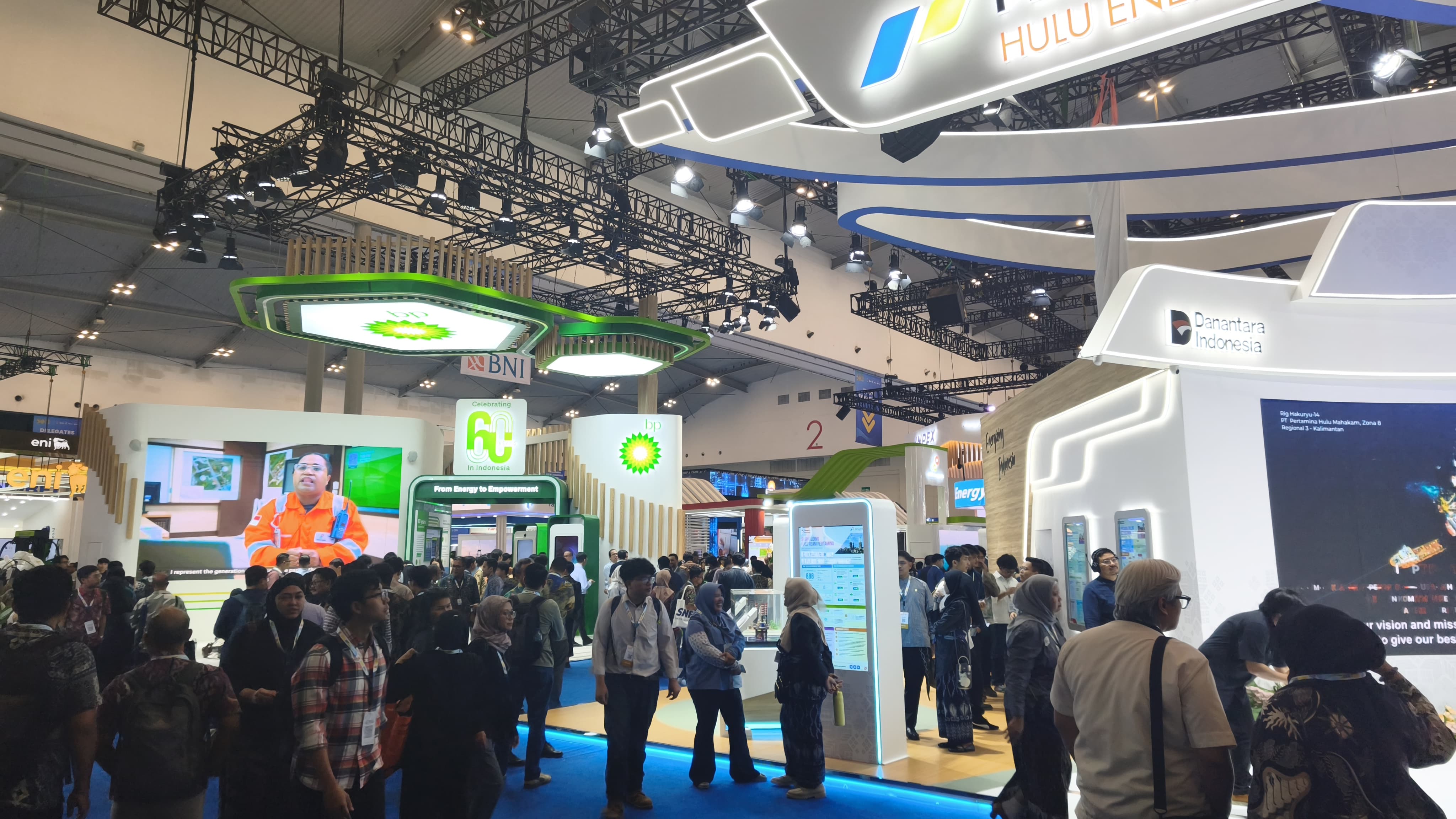 Pengunjung memadati area pameran IPA Convex 2026 di Indonesia Convention Exhibition (ICE) BSD City, Tangerang Selatan, Rabu (20/5/2026). Ajang industri energi tersebut menghadirkan berbagai perusahaan migas dan teknologi energi dari dalam maupun luar negeri. Foto : Emir MG