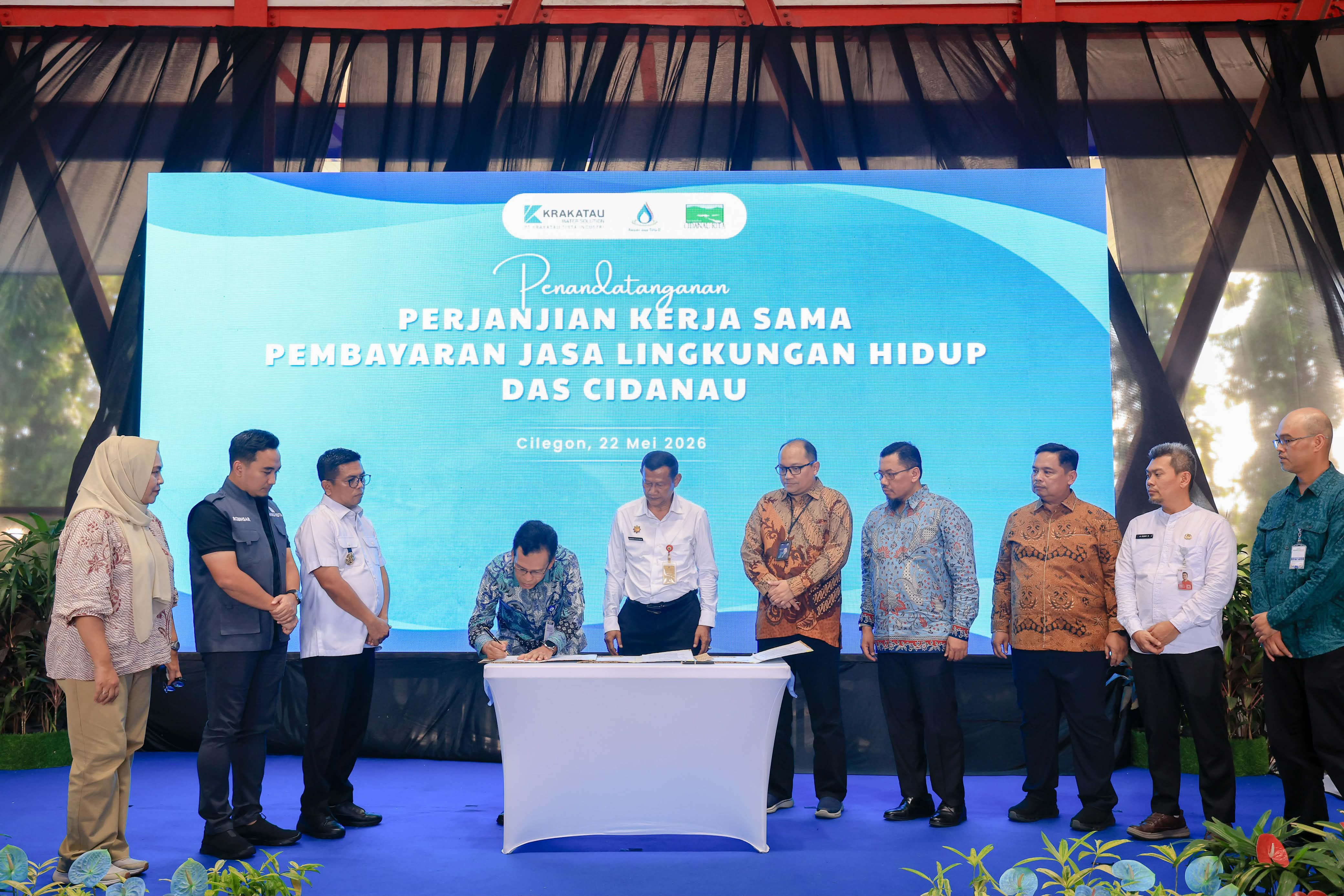 Gubernur Andra Soni (no 3 dari kiri) menyaksikan penandatanganan PJLH DAS Cidanau. Foto : Humas Pemprov