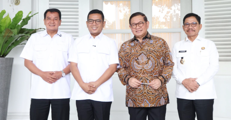 Pertemuan koordinasi antar Kepala Daerah di Balaikota DKI, tampak hadir Gubernur Pramono Anung (baju batik) Gubernur Andra Soni (no 2 dari kiri) Wali Kota Tangerang Sachruddin (no 1 dari kanan) dan serta Bupati Tangerang Maesyal Rasyid (no 1 dari kiri) pada . Foto : Ist