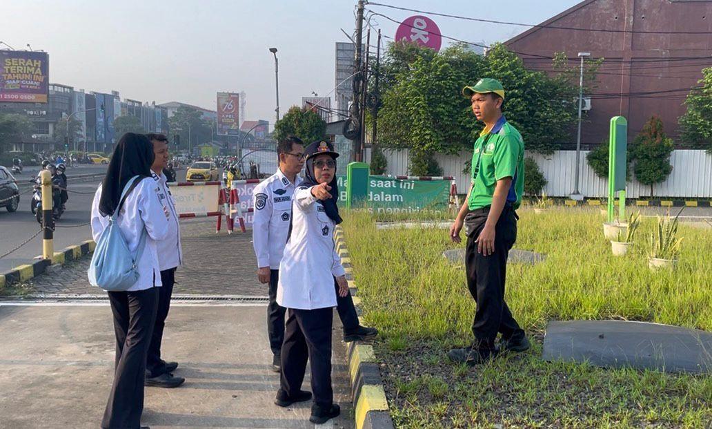 Dinas Perhubungan (Dishub) Kota Tangsel meninjau langsung lokasi penyempitan jalan atau bottleneck di depan SPBU BP-AKR Rawabuntu, Kecamatan Serpong, Kamis (7/5).
