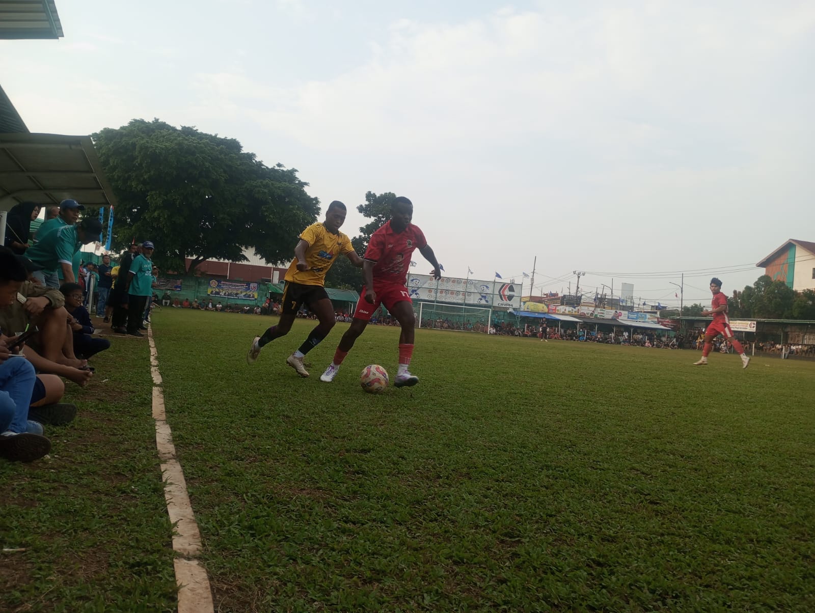 Pemain BBP Putra Wonogiri, Solah (merah) coba dikejar pemain KYB Solar, Usman, Kamis (07/05/2026).(tangselpos.id).