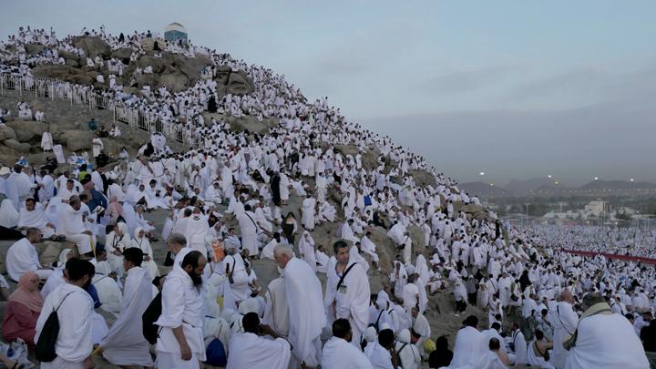 Jamaah Haji berkerumun di Padang Arafah. Foto : Ist