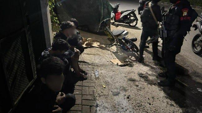Kapolres Tangsel melerai keributan antar debt colllector dengan pengendara.