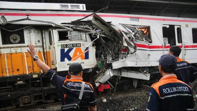Tabrakan kereta di Stasiun Bekasi Timur. Foto ; Ist