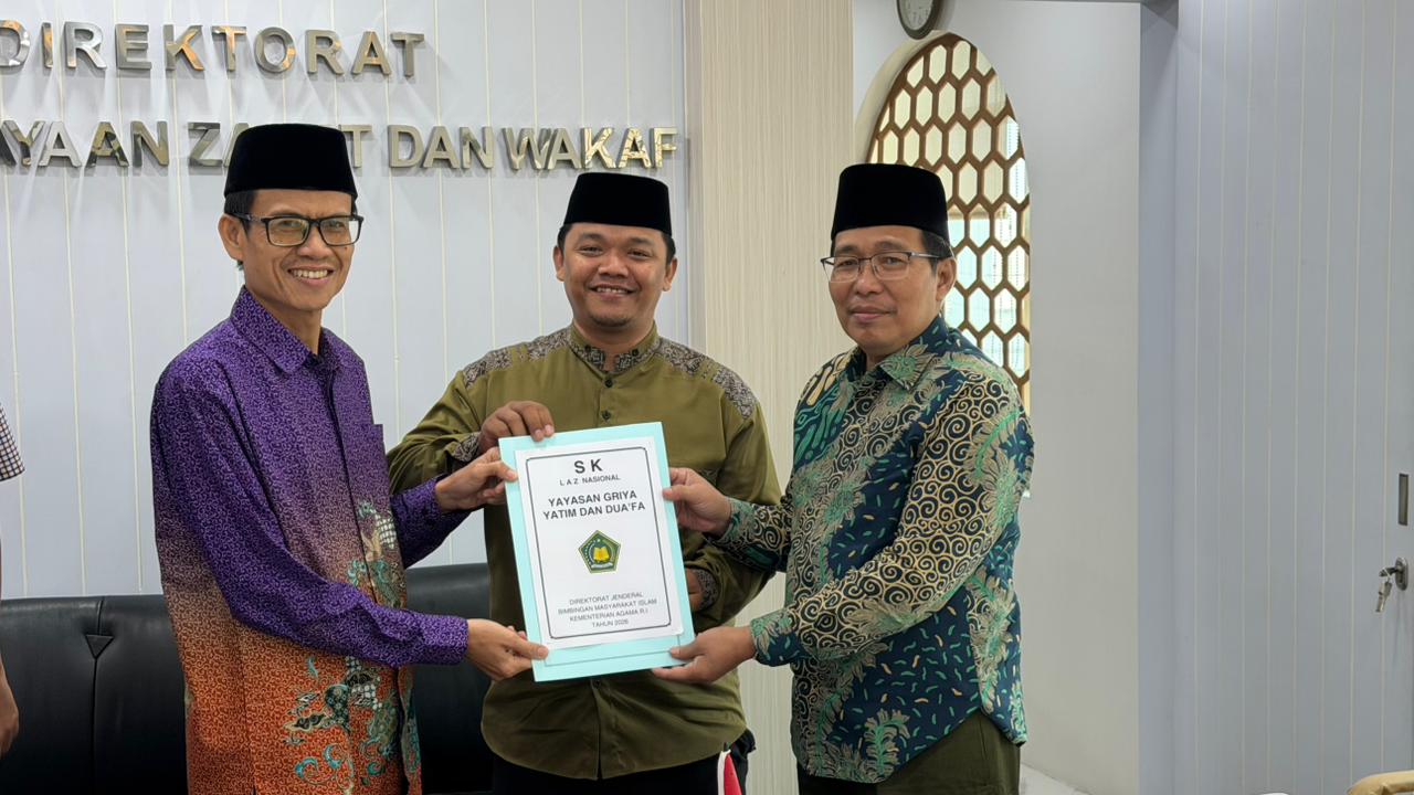 Direktur Pemberdayaan Zakat dan Wakaf Kemenag RI, Waryono Abdul Ghafur serahkan SK perpanjangan izin operasional LAZNAS kepada perwakilan Griya Yatim dan Dhuafa, Kamis (21/05/2026).(dok/KemenagRI).