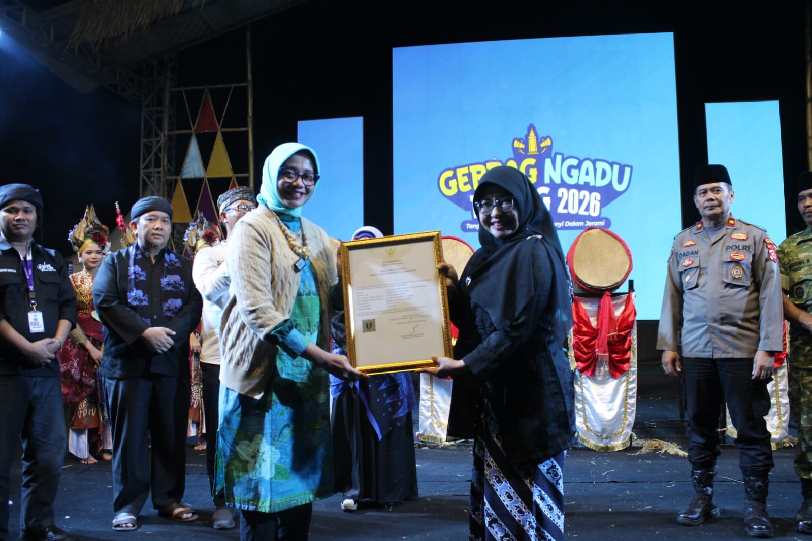 Kepala Dinas Pariwisata Provinsi Banten, Eli Susiyanti (kiri) menyerahkan Sertifikat KIK Rampak Bedug kepada Bupati Pandeglang, Raden Dewi Setiani, Jumat (29/5/2026) malam.(Istimewa)