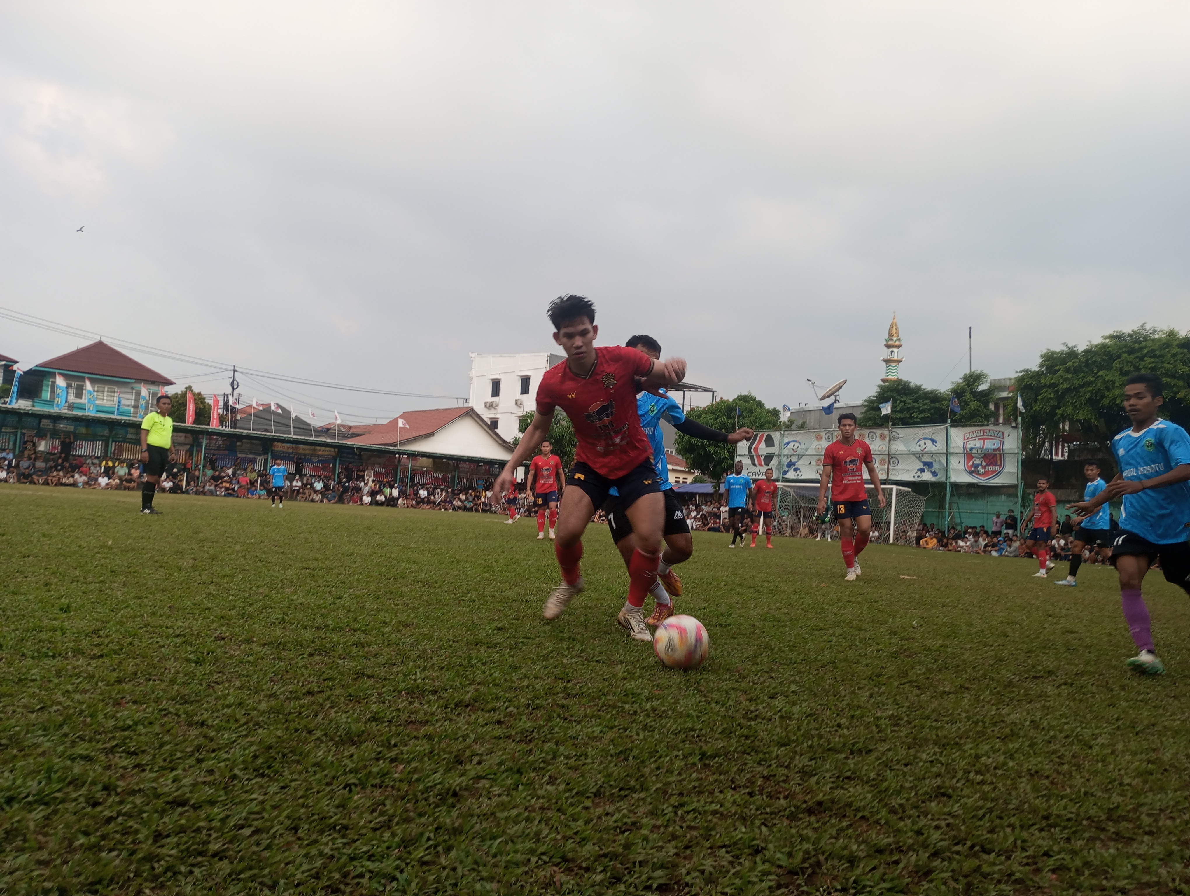 Mantan pemain Dewa United, Dennish Diaz (depan) kembali dipercaya HBB Boy sejak menit pertama pada laga lawan Exs PJS, Rabu (27/05/2026).(tangselpos.id).