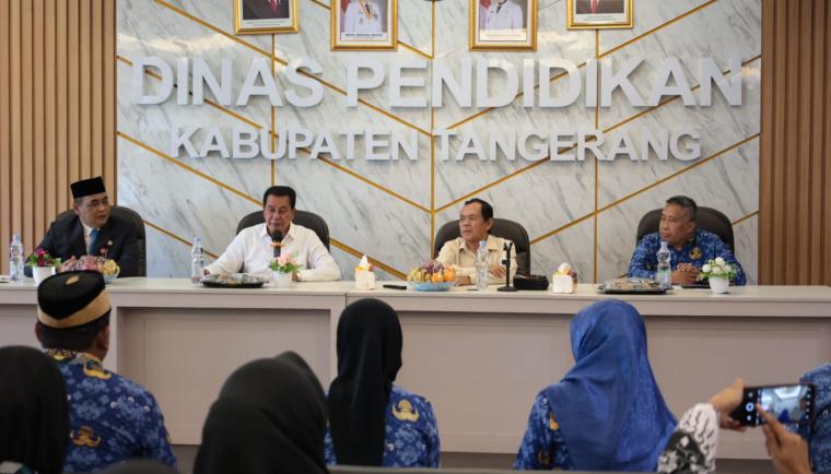 Bupati Tangerang, Moch. Maesyal Rasyid, tengah memberikan arahan dan motivasi kepada para Kepala Sekolah (Kepsek) Sekolah Dasar (SD) dan Sekolah Menengah Pertama (SMP) negeri yang baru terpilih maupun hasil rotasi, di Aula Gedung Dinas Pendidikan (Disdik) Kabupaten Tangerang, Senin (4/5).