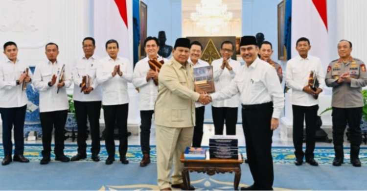Komisi Percepatan Reformasi Polri saat menyerahkan laporan hasil kerja kepada Presiden Prabowo Subianto di Istana. Foto : Ist
