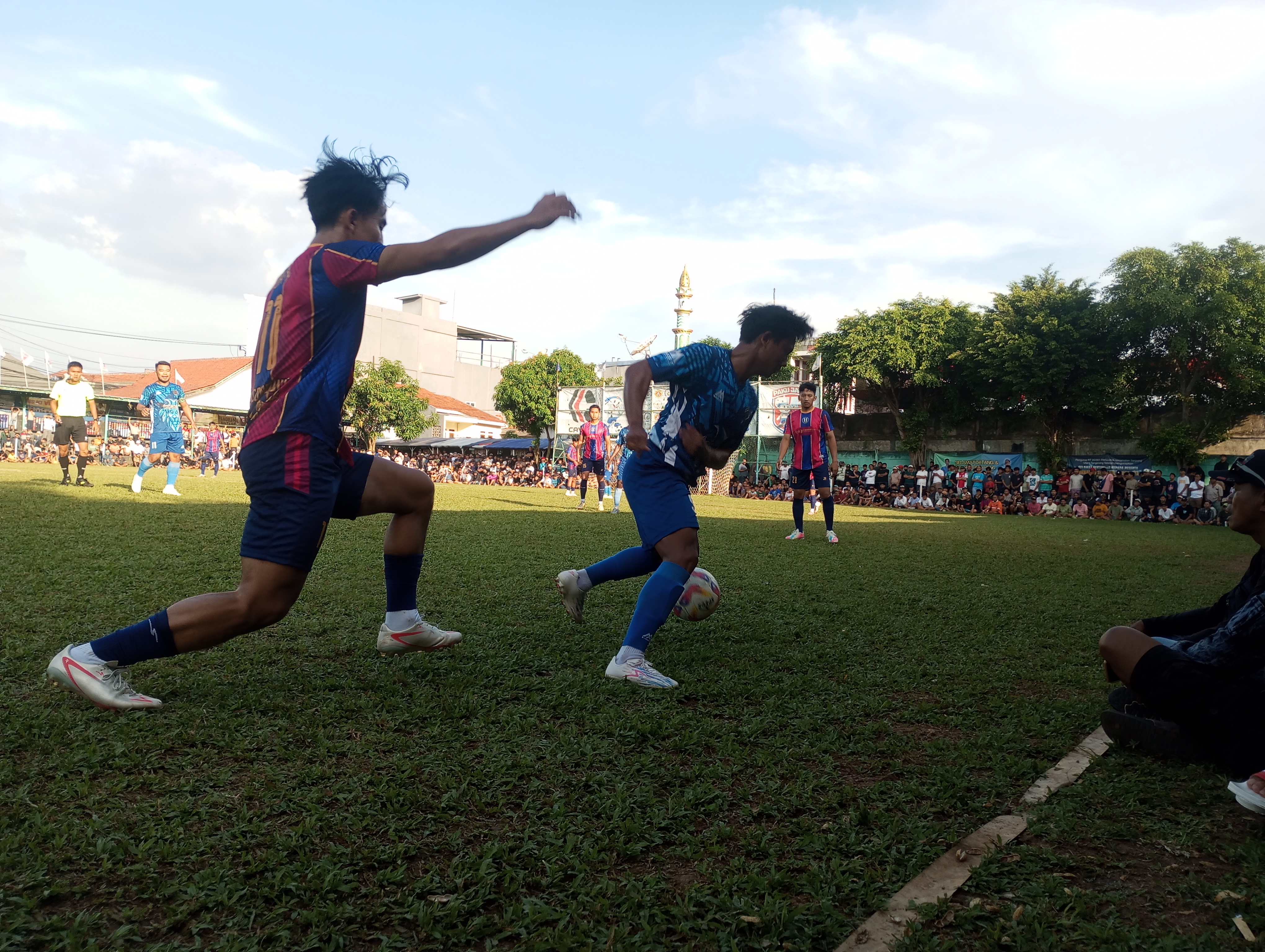King Polo (kanan) dikawal ketat pemain Hoky FC pada laga Kamis (28/05/2026).(tangselpos.id).