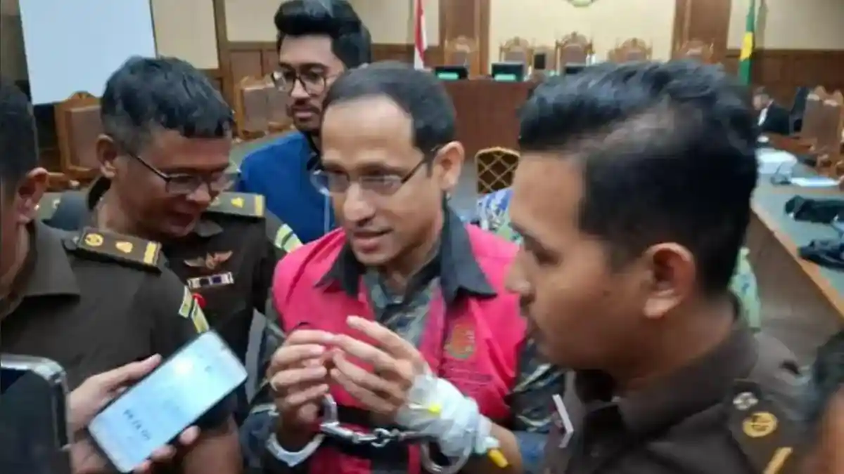 Nadiem jalani sidang dengan tangan diinfus. Foto : Ist
