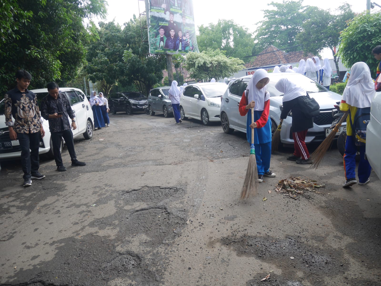 Siswa membersihan sampah dalam rangkaian Hardiknas 2026  di Alun-alun Kota Serang, Selasa (2/5/2026) pagi.(Ari Supriadi-tangselpos.id)
