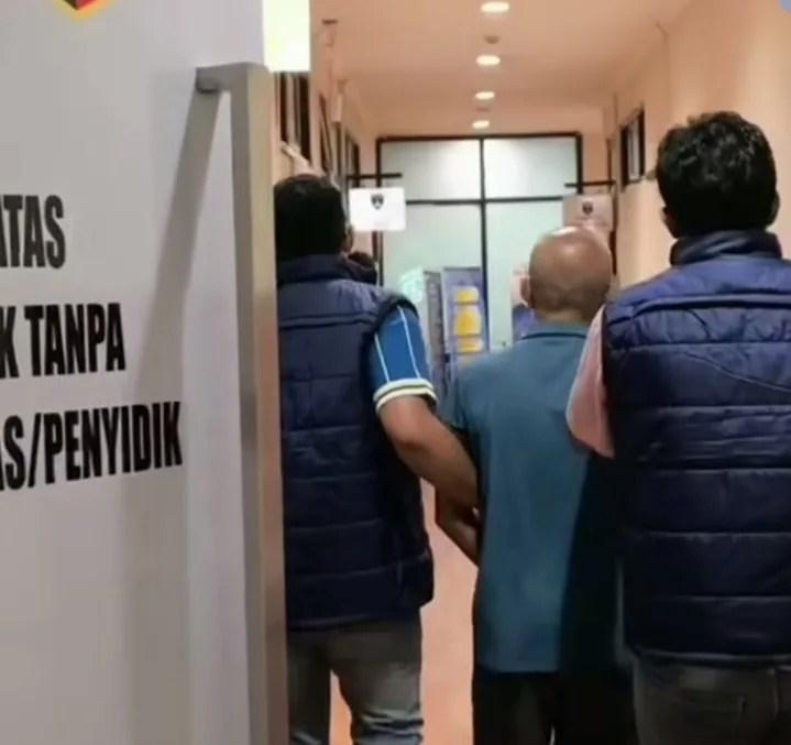 Seorang pria lanjut usia berinisial M (62) ditangkap polisi usai diduga melakukan pelecehan seksual terhadap seorang perempuan dengan modus ritual penggandaan uang di wilayah Pamulang.
