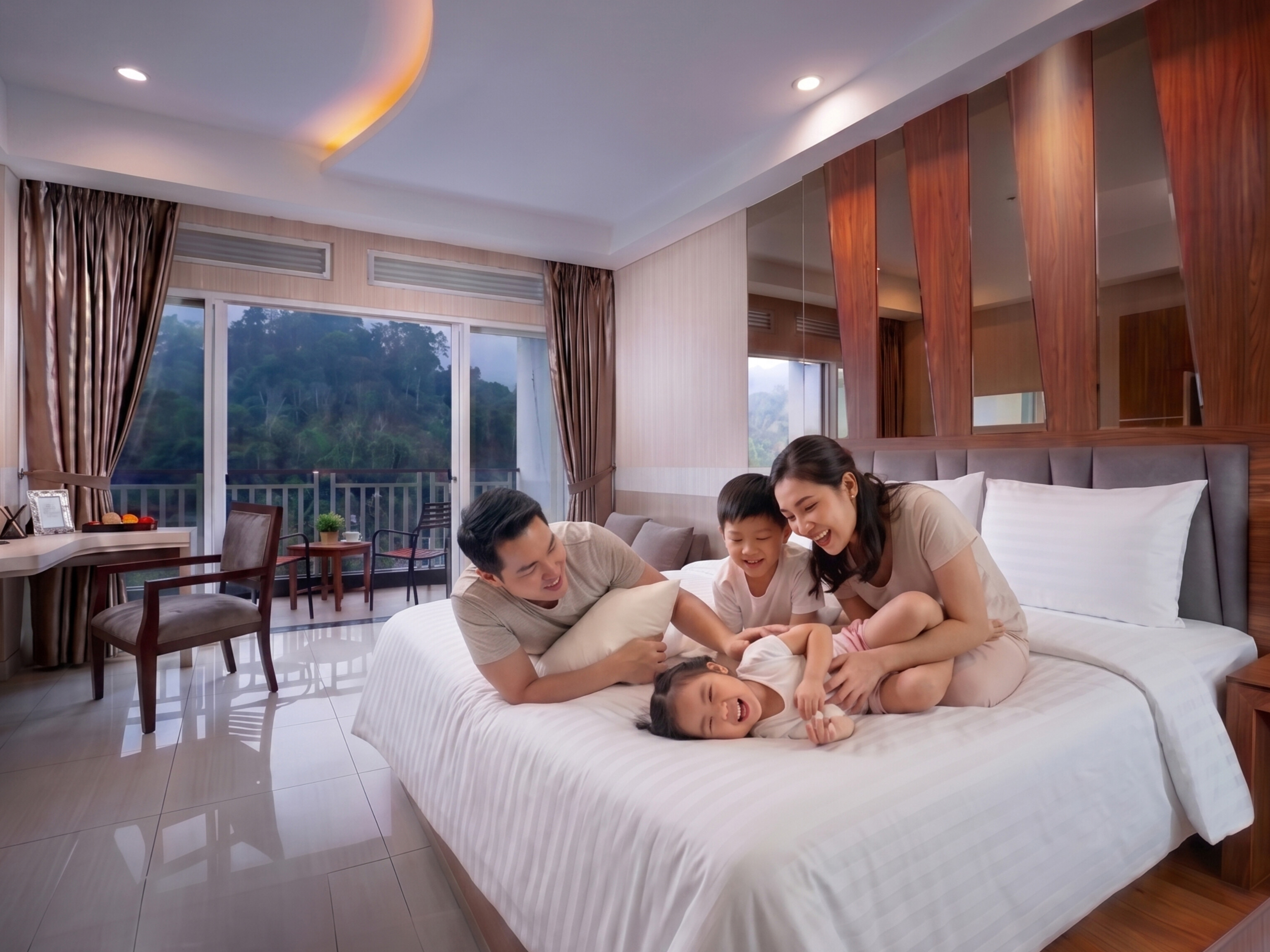 Suasana hangat keluarga saat menikmati liburan sekolah di Le Eminence Hotel Convention & Resort Ciloto – Puncak, Cianjur. (Ist)