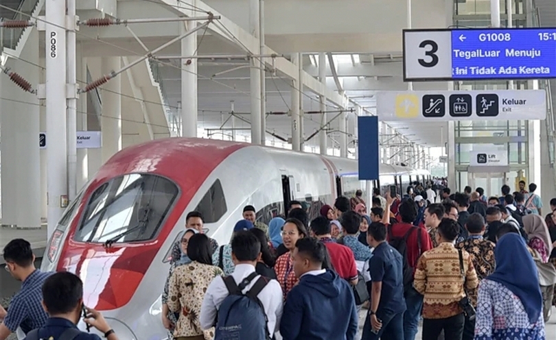 Antrean penumpang Whoosh di stasiun Halim. Foto : Ist