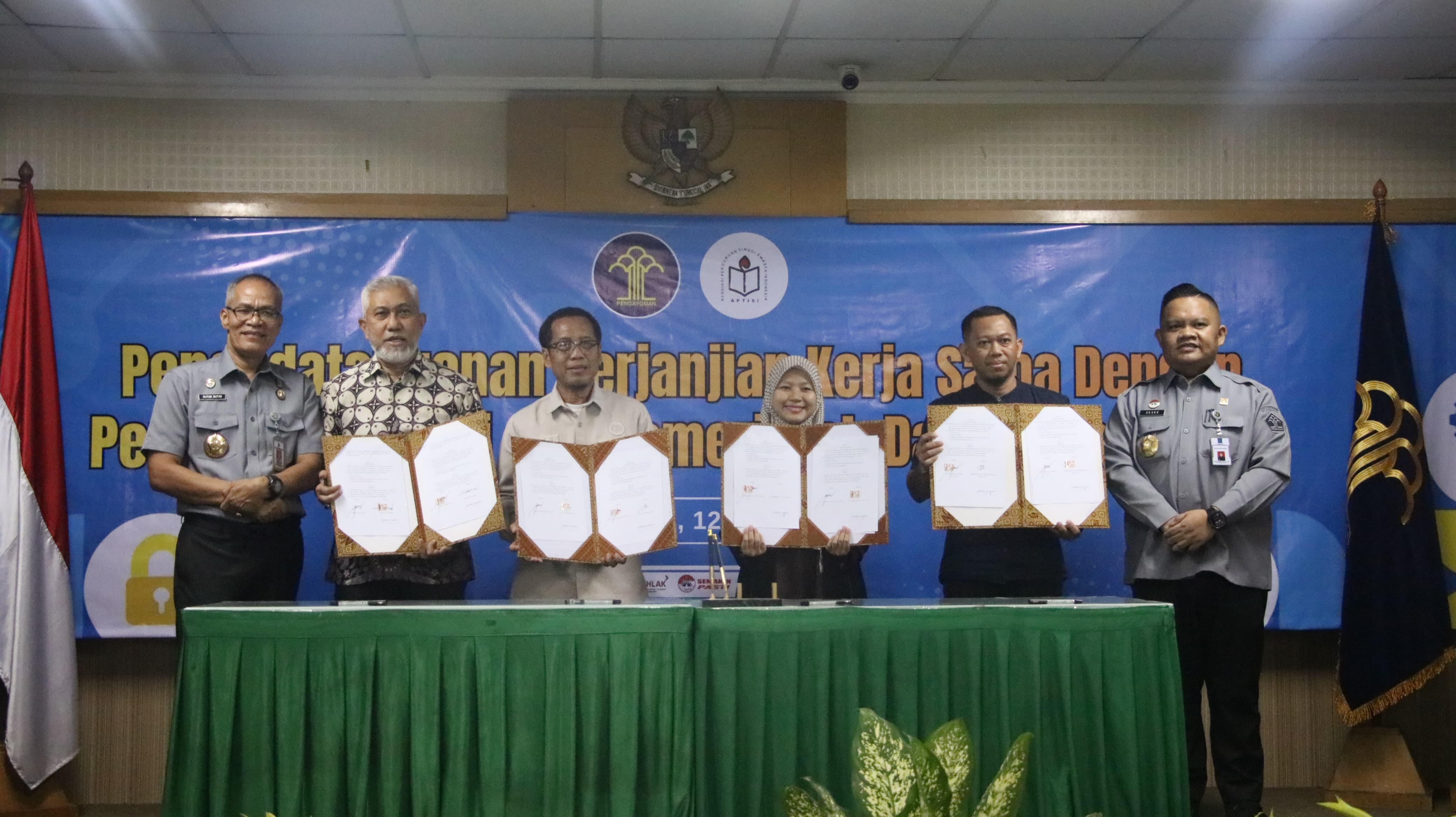 Kementerian Hukum Banten melaksanakan penandatanganan Perjanjian Kerja Sama (PKS) serentak bersama 51 perguruan tinggi dan pemerintah daerah se-Provinsi Banten di Aula Universitas Raharja, Kota Tangerang, Selasa (12/05/2026). Foto : Dok.Humas Kemenkum Banten