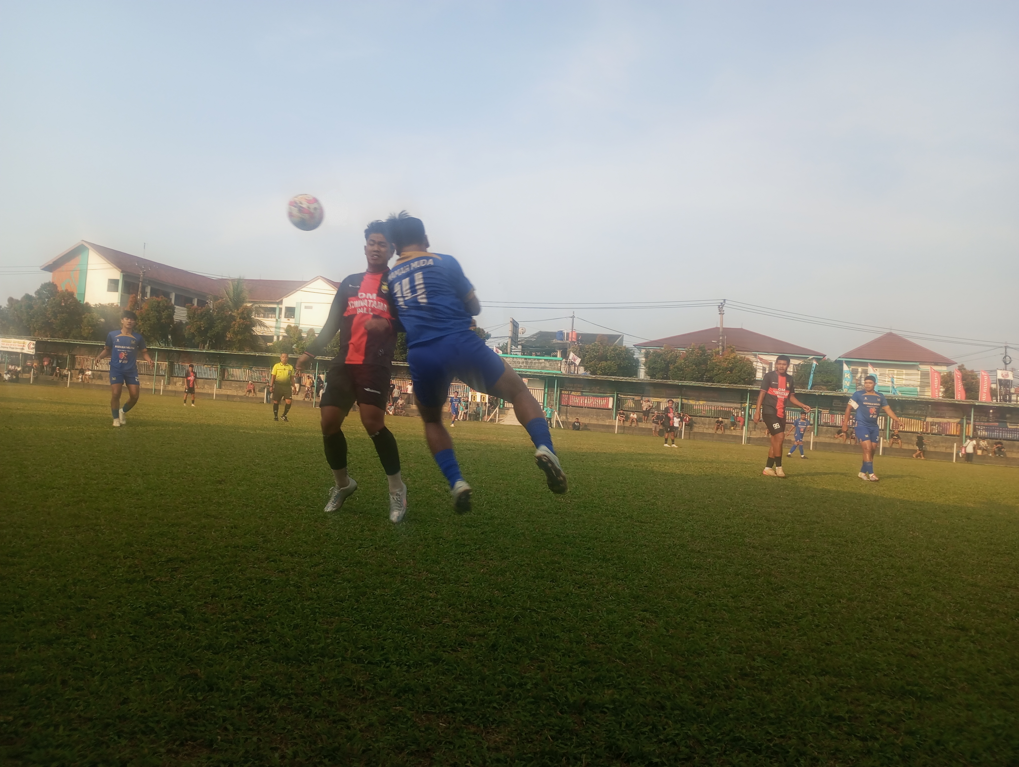 Duel antara Sedulur FC dengan Mamah Muda berlangsung ketat pada Selasa (19/05/2026).(tangselpos.id).