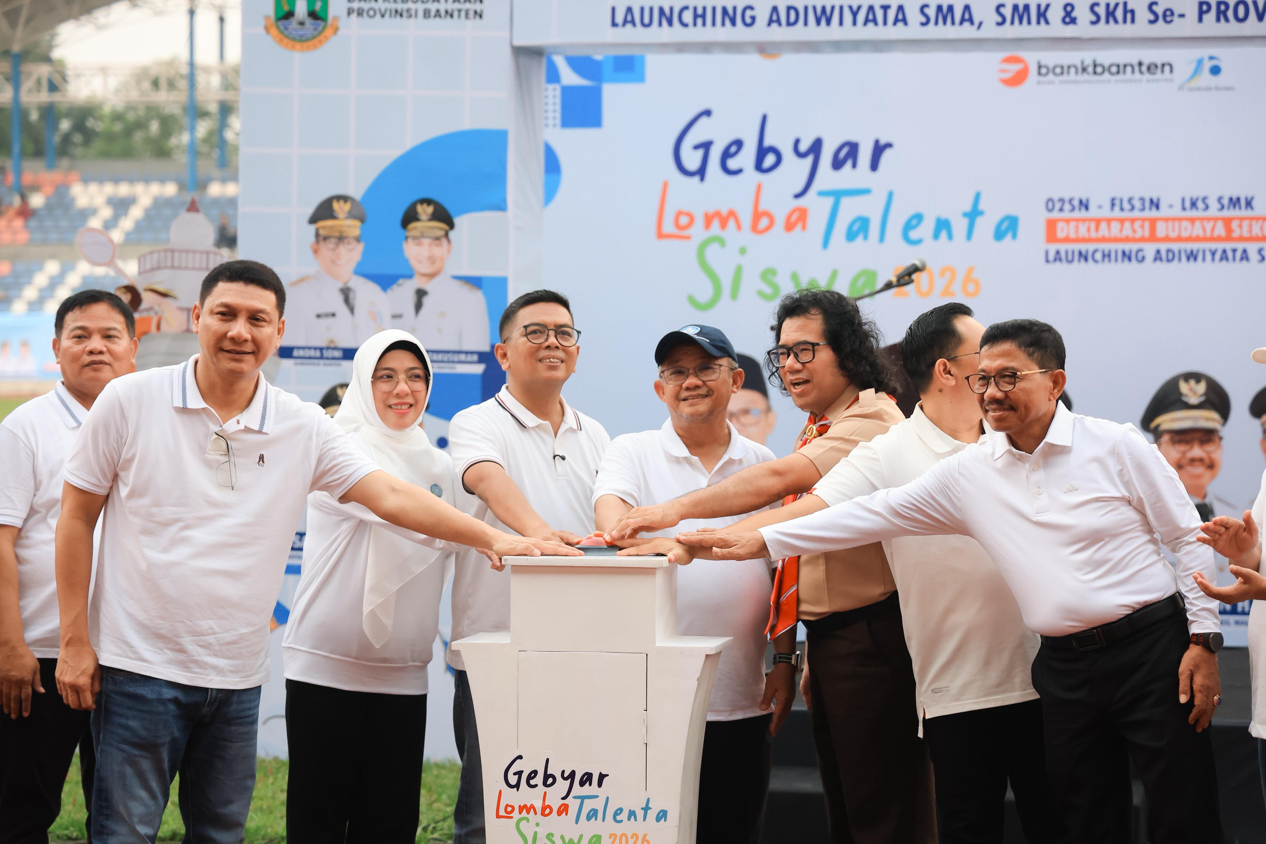 Menteri Abdul Mu’ti (pakai topi) Gubernur Banten Andra Soni (no 3 dari kiri) Sedka Banten Deden Aprihandhi  (no 1 dari kiri) dan Walikota Tangerang Sachrudin (no 1 dari kanan) pada acara Gerakan Sekolah Aman dan Nyaman Stadion Benteng Reborn, Kota Tangerang. Foto : Humas Pemprov