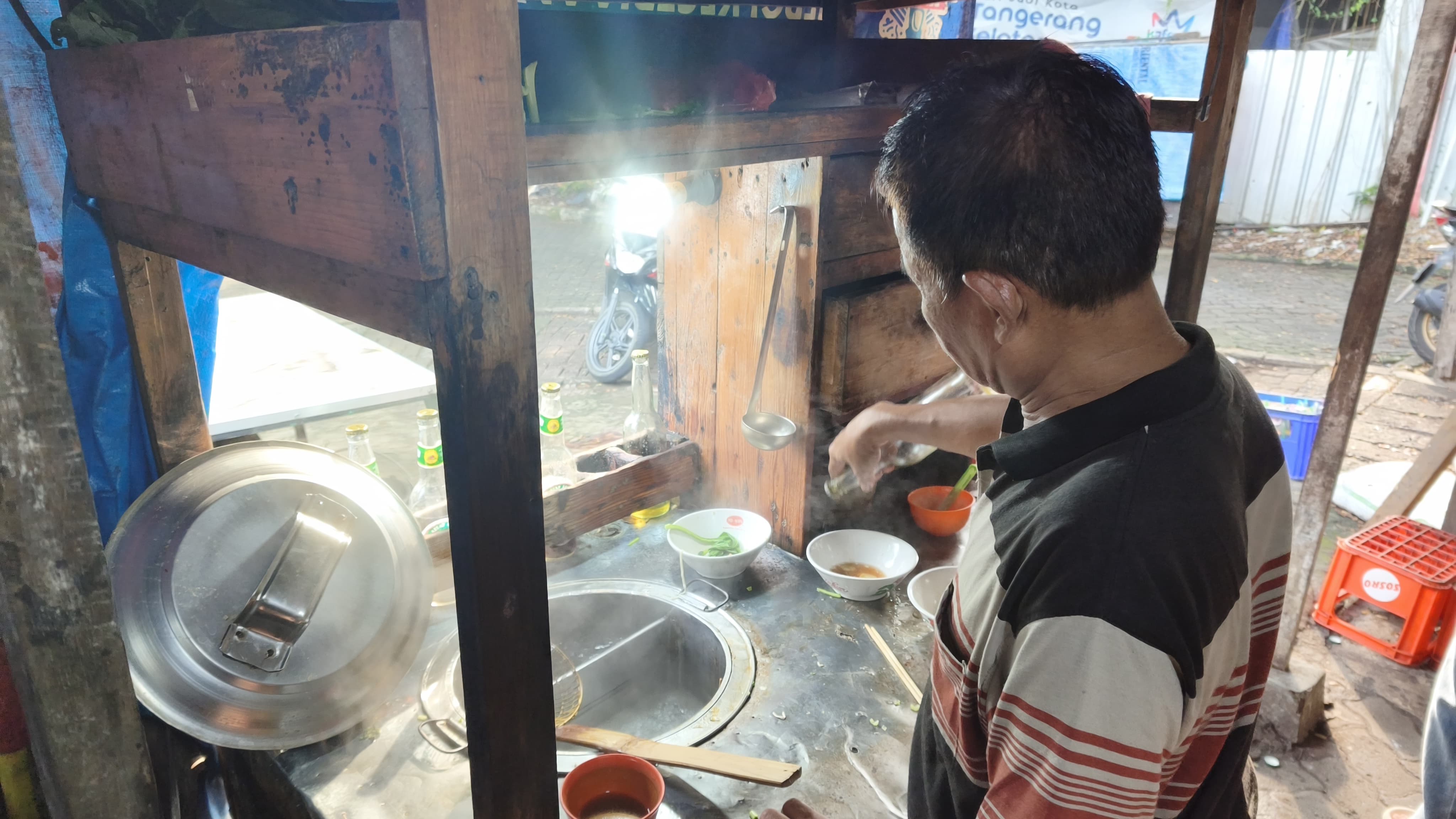 Warung Mie Ayam Pak H Ini yang berlokasi di Jalan Pinus Raya, Rawa Buntu, BSD. Foto : Emir MG
