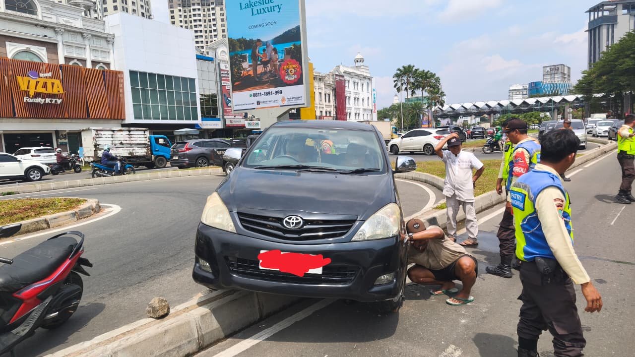 Sebuah mobil tersangkut di area putar balik (u-turn) Jalan Gading Serpong Boulevard. Foto : Emir MG