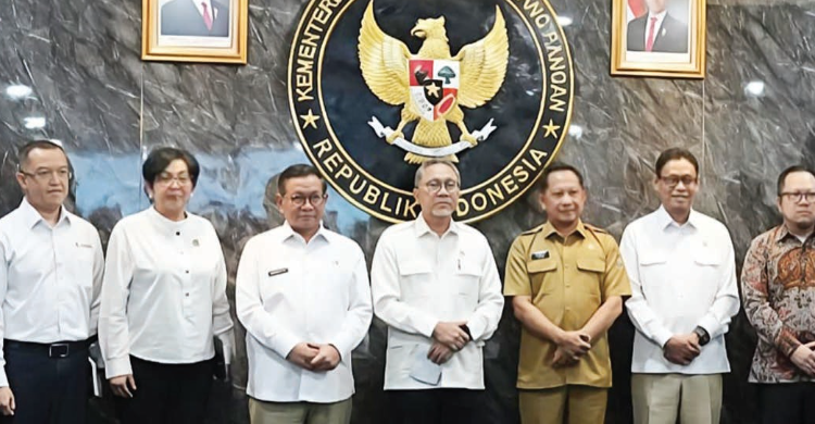 Gubernur Pramono (no 3 dari kiri) saat MOU pembangunan fasilitas Pengolahan Sampah menjadi Energi Listrik (PSEL). Kesepakatan ini diteken di Kementerian Koordinator Bidang Pangan. Foto : Ist