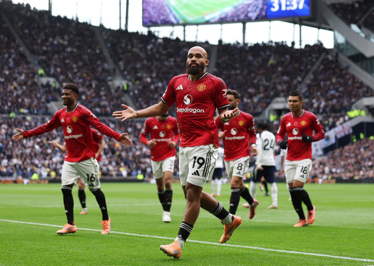 Selebrasi skuad MU usai menang 3-2 dari Nottingham Forest. Foto : Ist