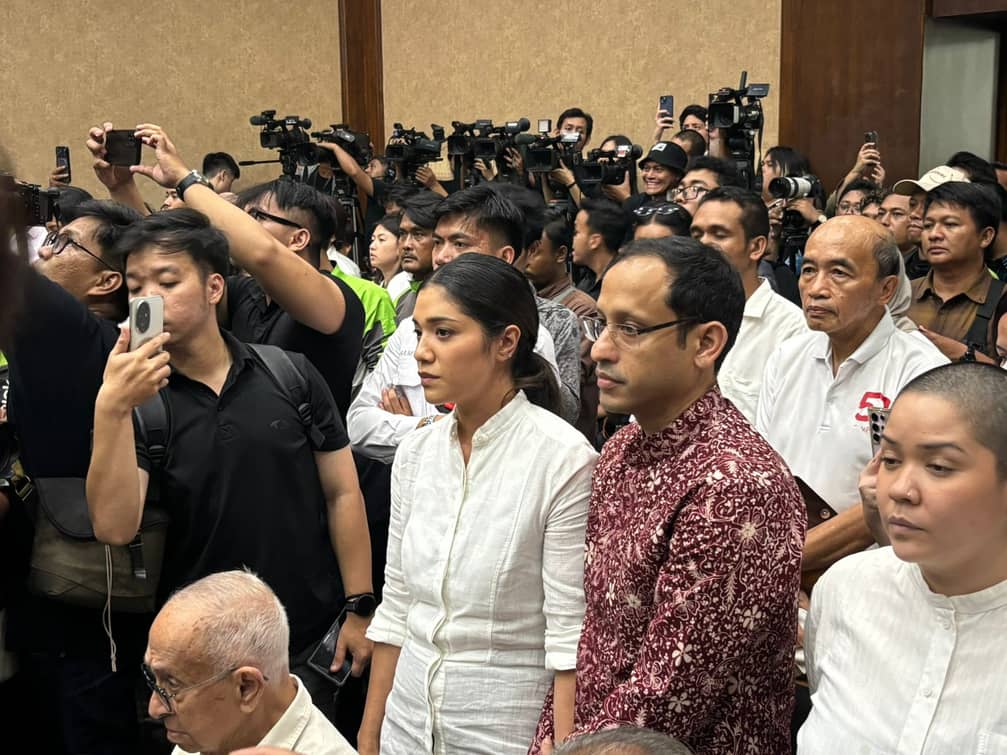 Nadiem Makarim (baju batik) saat di persidangan. Foto : Ist
