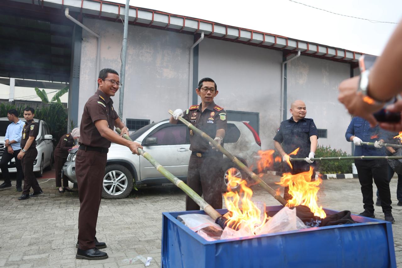 Kejari Kota Tangsel lakukan kegiatan pemusnahan barang bukti hasil perkara.