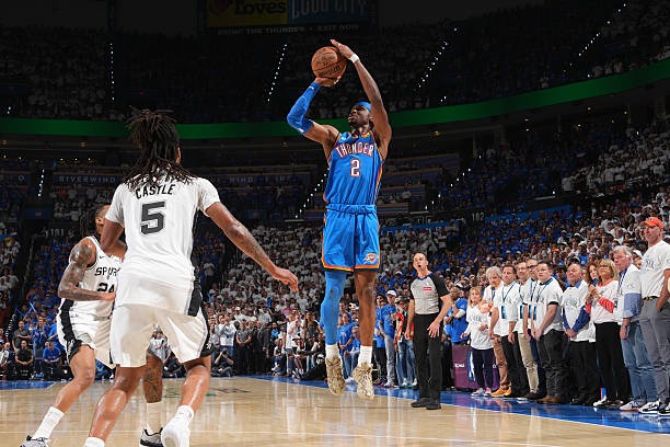 Shai Gilgeous-Alexander tampil memimpin Oklahoma City Thunder saat menghadapi San Antonio Spurs pada Game 2 Final Wilayah Barat NBA 2026 di Paycom Center, Kamis (21/5/2026). Thunder berhasil menang 122-113 dan menyamakan kedudukan seri menjadi 1-1. Foto : Ist