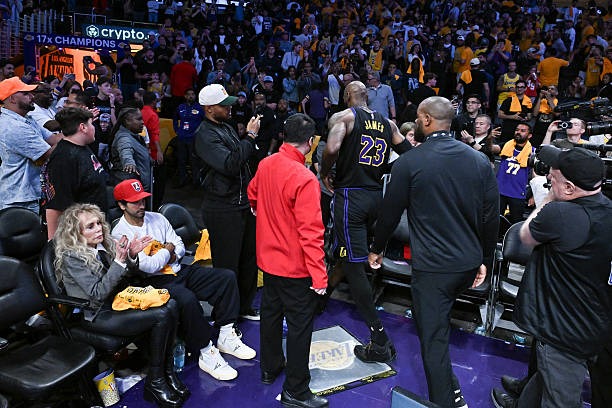 LeBron James meninggalkan lapangan Crypto.com Arena usai kekalahan Los Angeles Lakers dari Oklahoma City Thunder pada Game 4 playoff NBA, Senin (12/5/2026). Hasil tersebut memastikan langkah Lakers terhenti setelah kalah sapu bersih 4-0 di putaran playoff musim ini. Foto : Ist