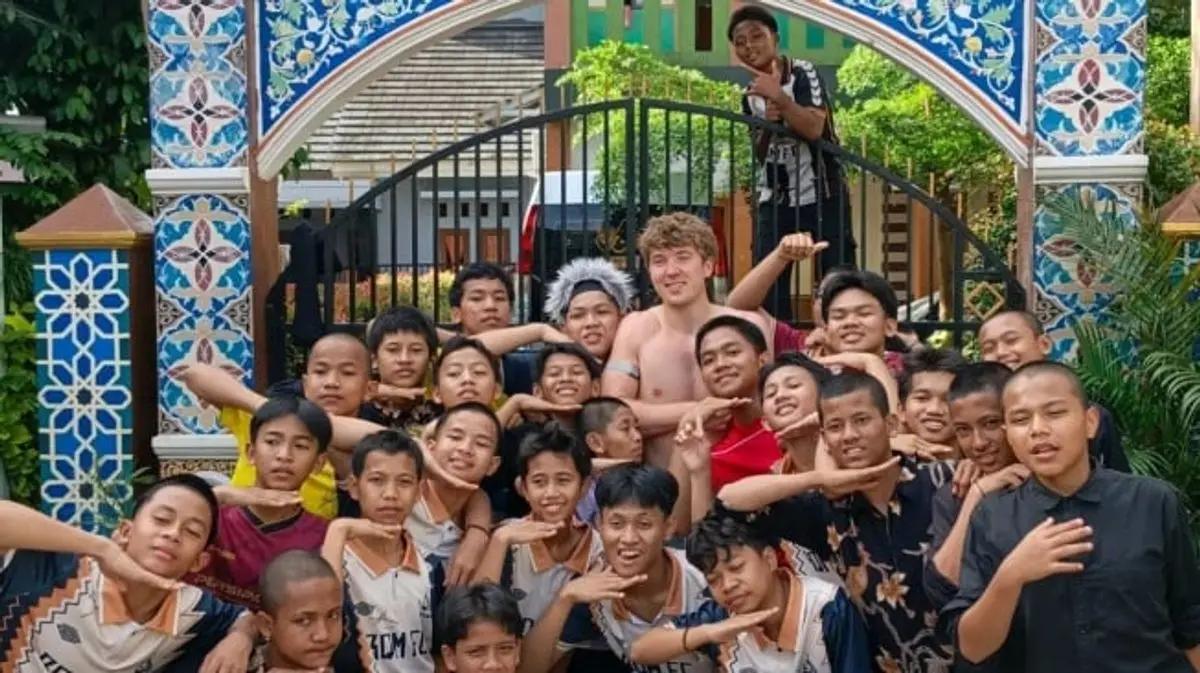 Pemain Timnas Indonesia, Ole Romeny, mengunjungi Yayasan Bait Al-Qur’an Mulia di Ciputat