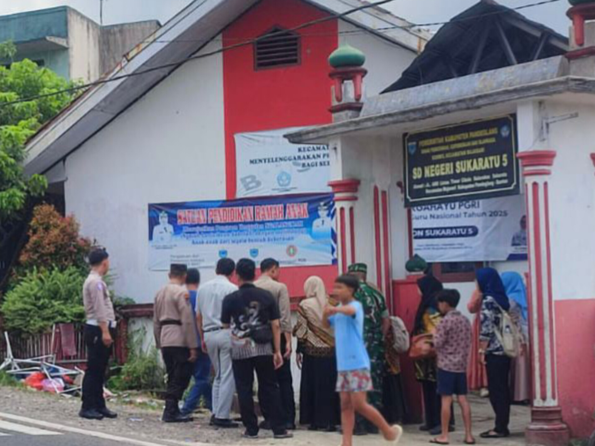 OLAH TKP. Sejumlah anggota Polisi terlihat sedang melakukan olah Tempat Kejadian Perkara (TKP) kecelakaan lalu lintas tunggal, di depan SD Negeri Sukaratu 5, Kecamatan Majasari, Kabupaten Pandeglang, beberapa waktu lalu. (NIPAL/TANGSEL POS)